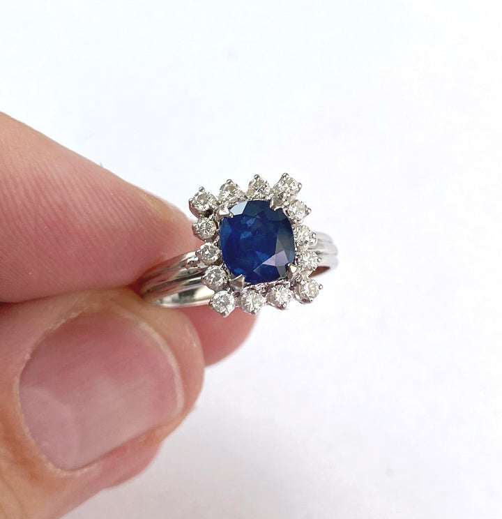 Timeless ring with 1.2 ct sapphire & diamond shine: "Cubic Cosmos"