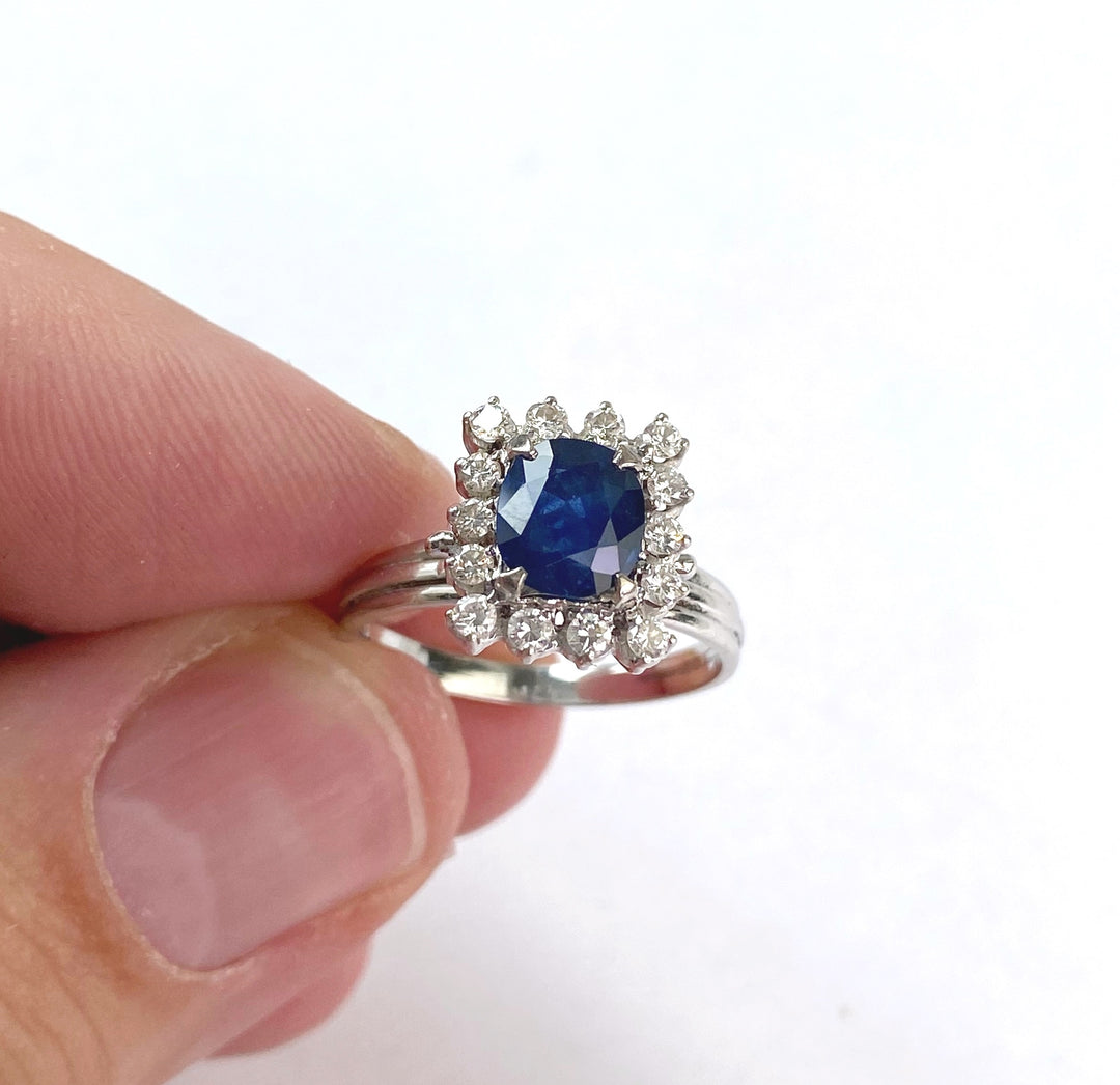 Timeless ring with 1.2 ct sapphire & diamond shine: "Cubic Cosmos"