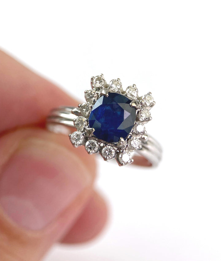 Timeless ring with 1.2 ct sapphire & diamond shine: "Cubic Cosmos"