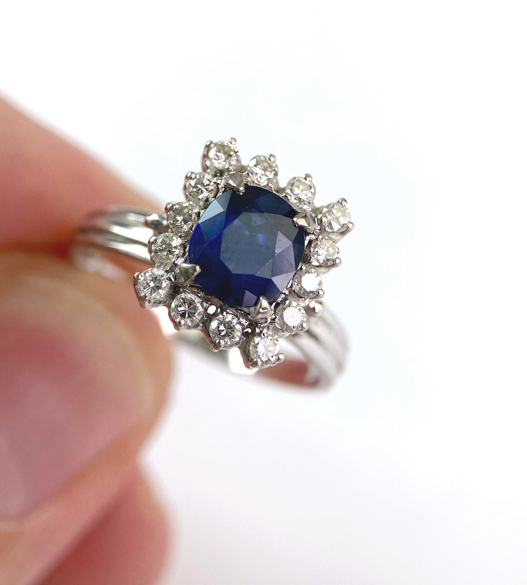 Timeless ring with 1.2 ct sapphire & diamond shine: "Cubic Cosmos"