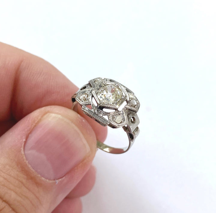 White gold ring with 0.65 ct diamonds in a grain setting: "In the clearest light"