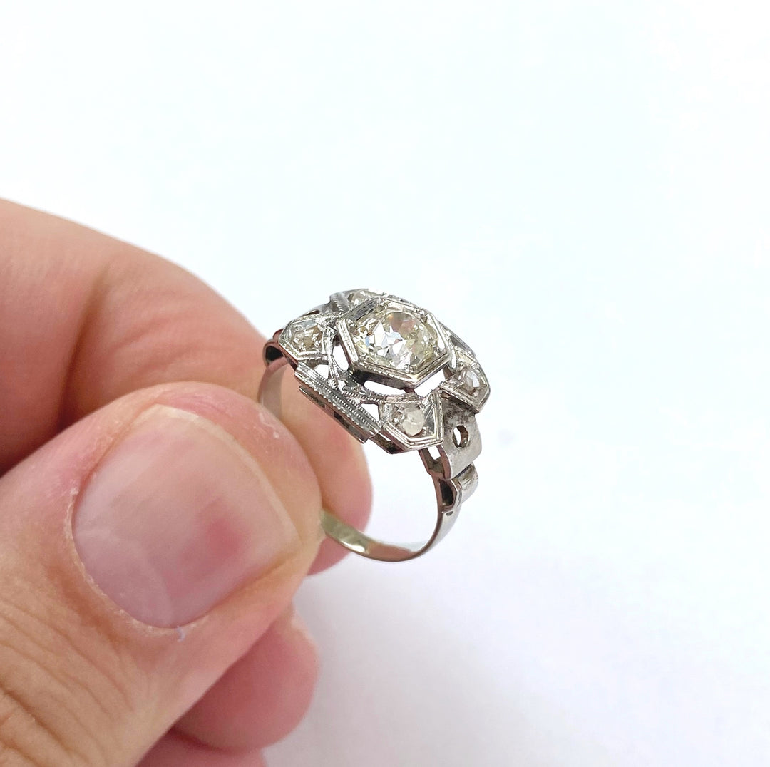 White gold ring with 0.65 ct diamonds in a grain setting: "In the clearest light"