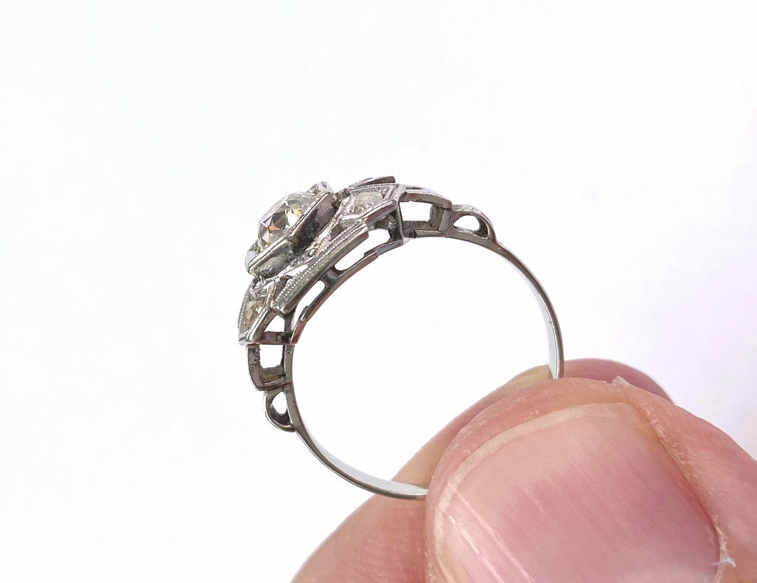 White gold ring with 0.65 ct diamonds in a grain setting: "In the clearest light"