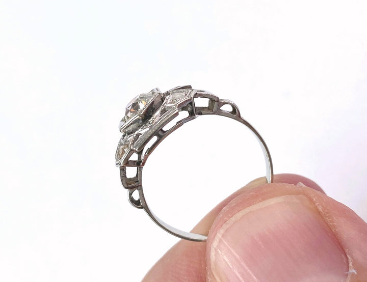 White gold ring with 0.65 ct diamonds in a grain setting: "In the clearest light"