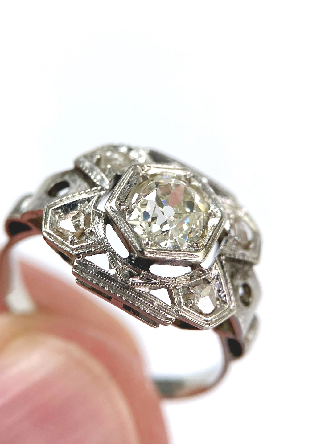 White gold ring with 0.65 ct diamonds in a grain setting: "In the clearest light"