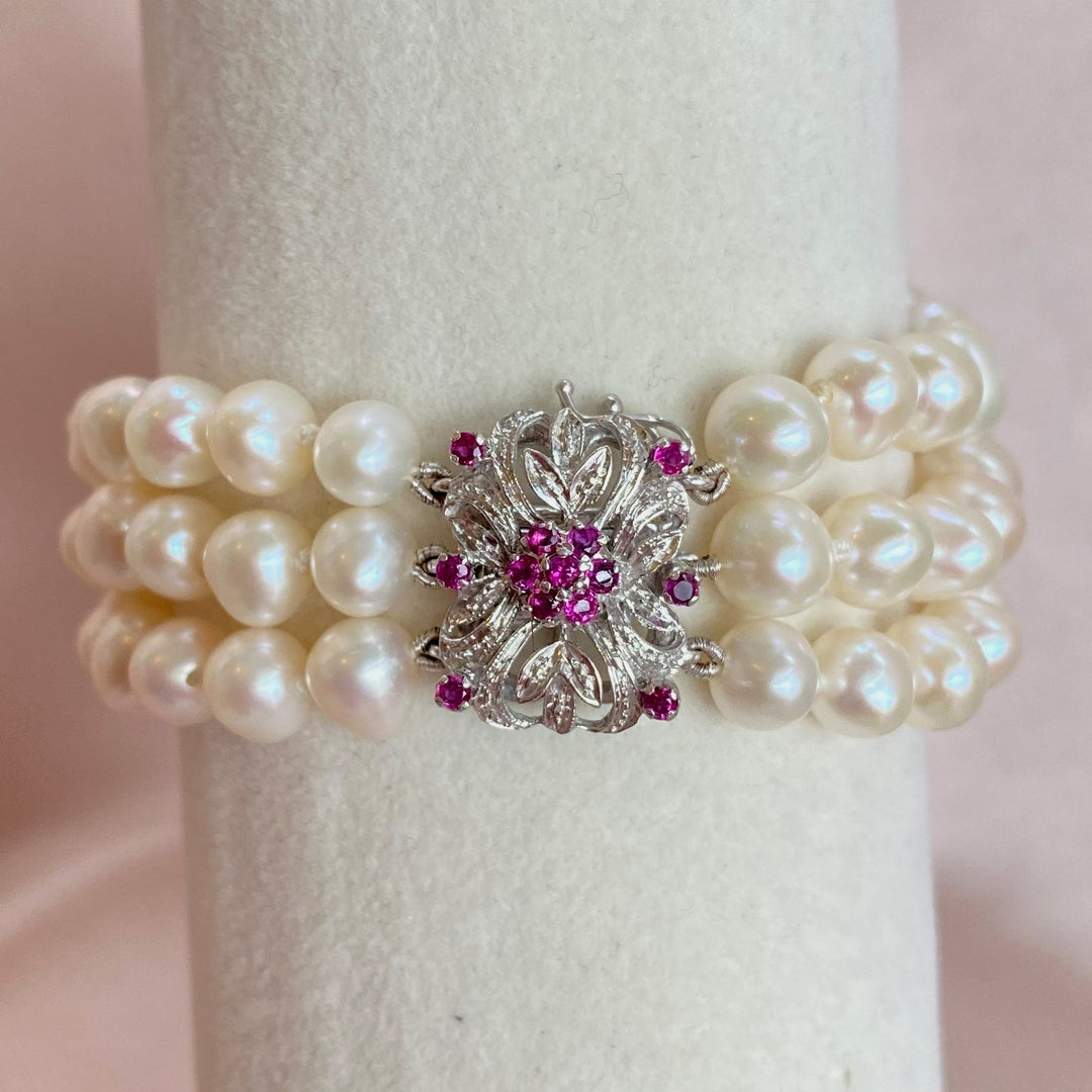 Armband aus 750er Weißgold mit 78 Süßwasser-Zuchtperlen und 13 violett-roten Saphiren in Krappenfassungen.