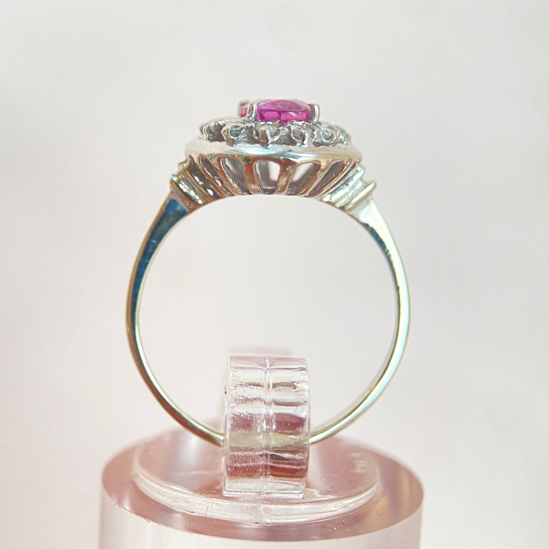 Profilansicht des stehenden Rings, die die Höhe der Saphirfassung und die klare Linienführung zeigt.