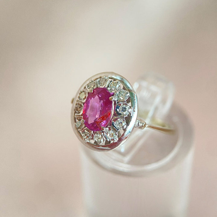 Linke Seitenansicht des Rings mit klassischer Krappenfassung für den rosa Saphir.