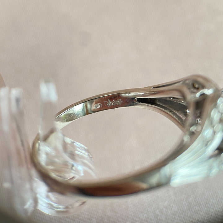 Nahaufnahme der Innenseite des Rings mit sichtbarer Firmenpunze des Dorotheums, Österreich.