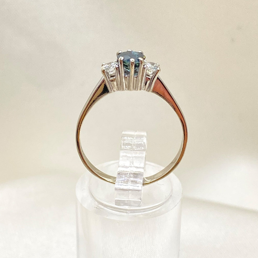 Profilansicht eines Weißgoldrings 585 stehend, Krappenfassung mit Saphir und Diamanten
